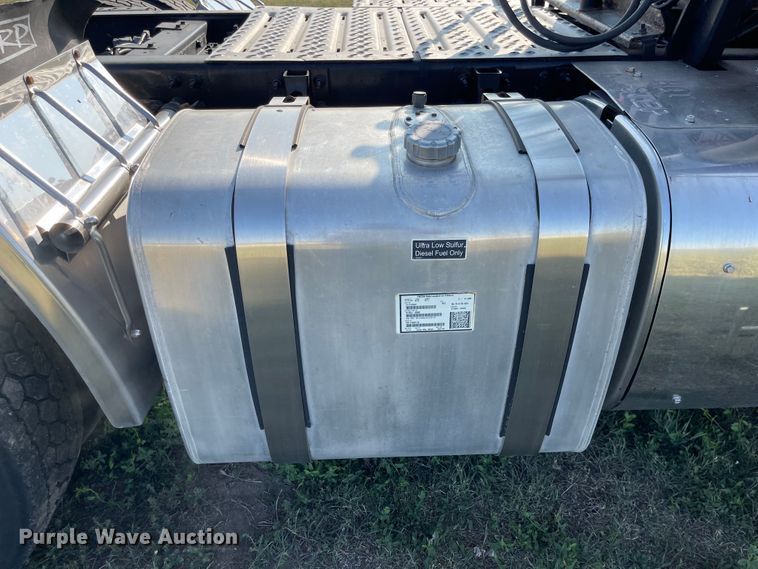 image for item MU9254 2014 Mack CXU613  semi truck