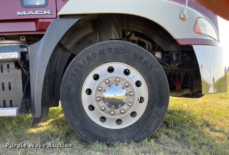 image for item MU9254 2014 Mack CXU613  semi truck