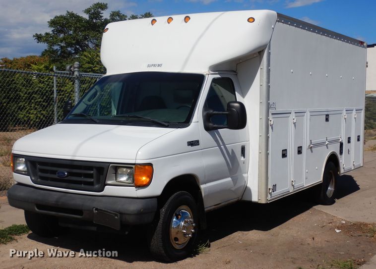 image for item DF8118 2003 Ford E450 Super Duty  utility / service van