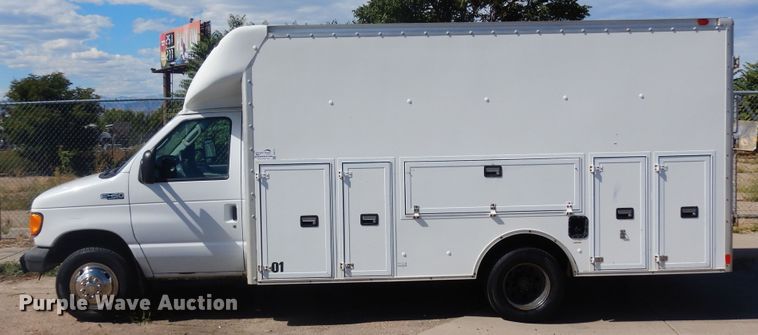 image for item DF8118 2003 Ford E450 Super Duty  utility / service van