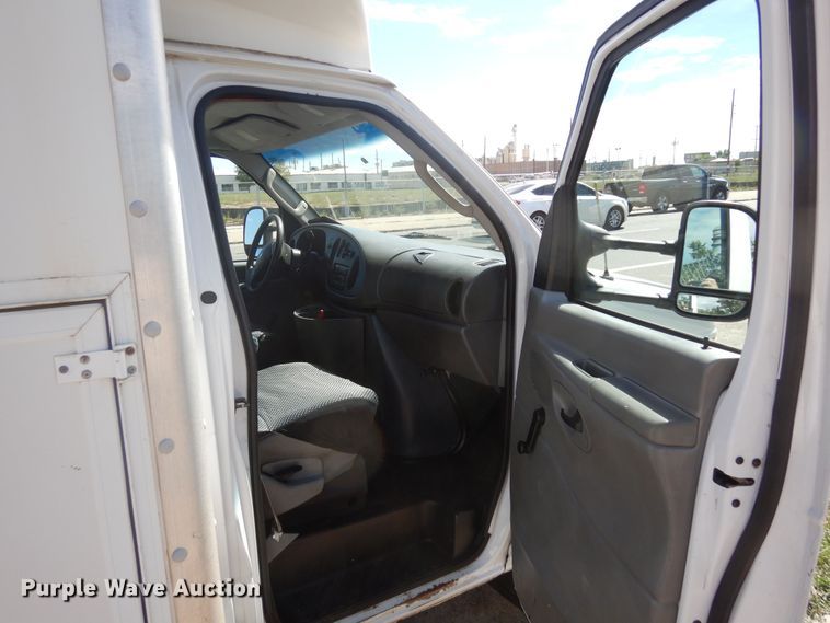 image for item DF8118 2003 Ford E450 Super Duty  utility / service van