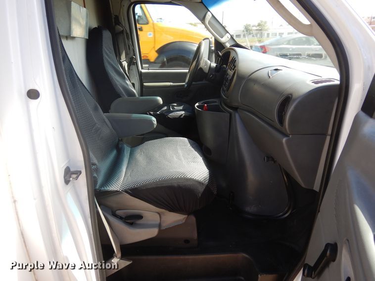 image for item DF8118 2003 Ford E450 Super Duty  utility / service van