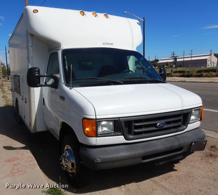 image for item DF8118 2003 Ford E450 Super Duty  utility / service van