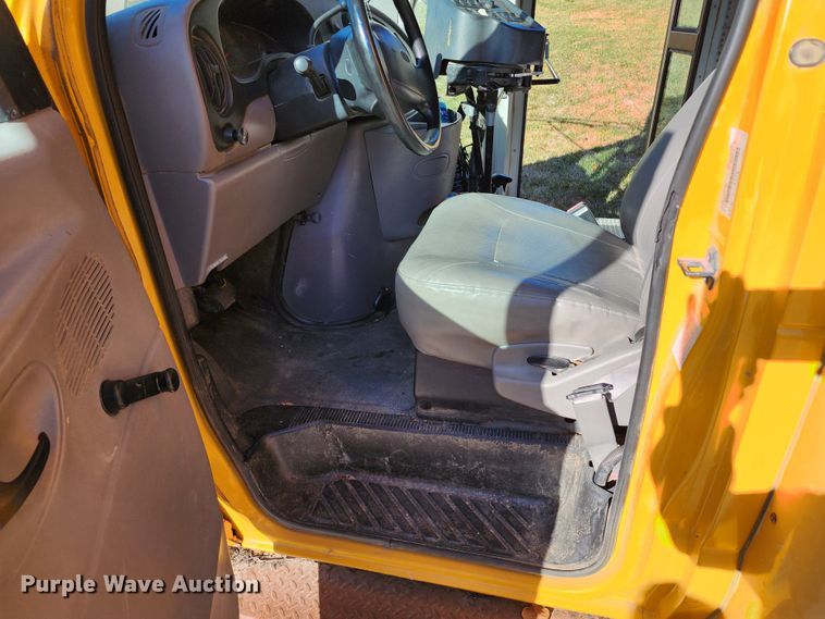 image for item DL6709 2001 Ford E450 Super Duty  school bus
