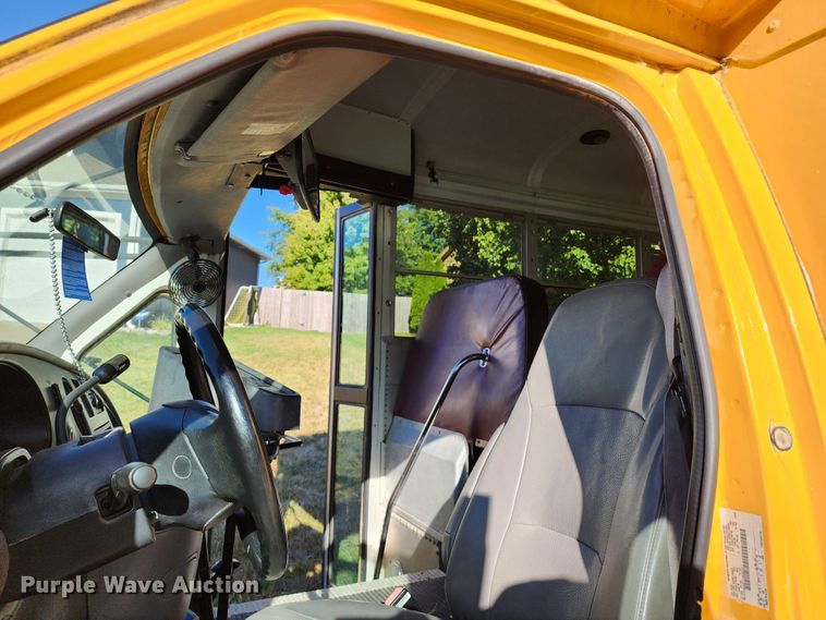 image for item DL6709 2001 Ford E450 Super Duty  school bus