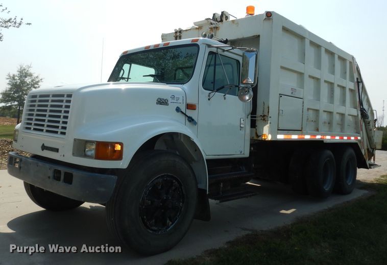 image for item DM3126 1999 International 4700  refuse truck