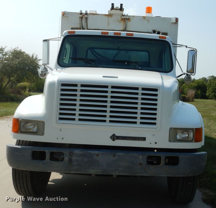 image for item DM3126 1999 International 4700  refuse truck