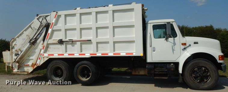 image for item DM3126 1999 International 4700  refuse truck