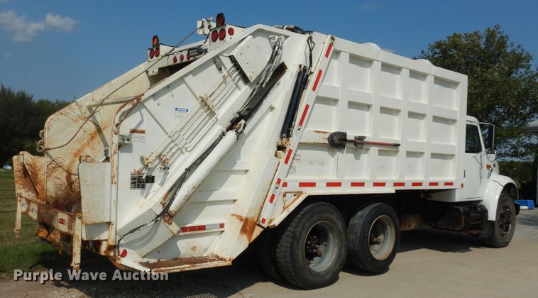 image for item DM3126 1999 International 4700  refuse truck