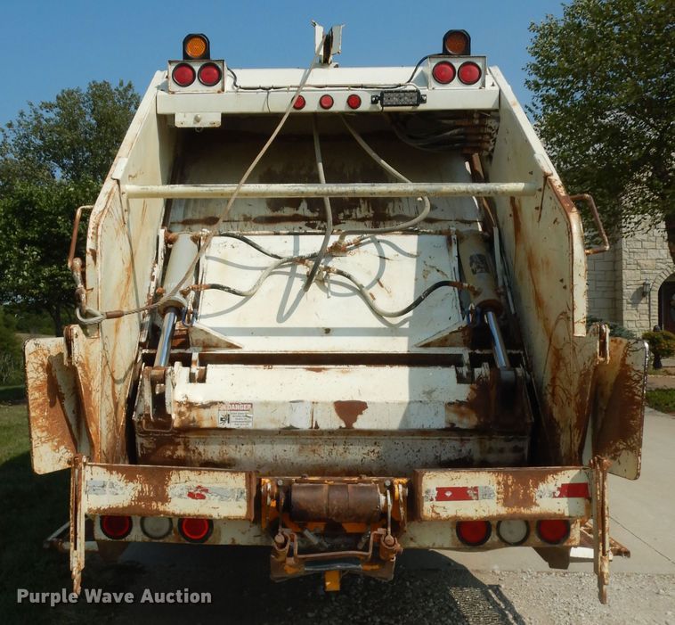 image for item DM3126 1999 International 4700  refuse truck