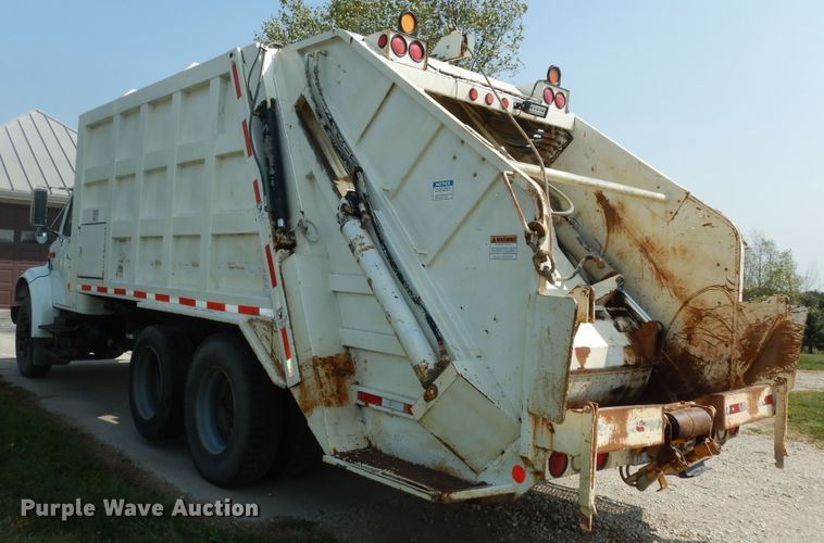 image for item DM3126 1999 International 4700  refuse truck