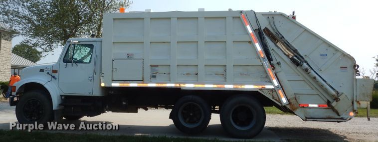 image for item DM3126 1999 International 4700  refuse truck