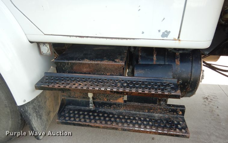 image for item DM3126 1999 International 4700  refuse truck