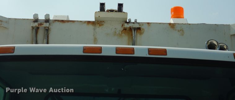image for item DM3126 1999 International 4700  refuse truck