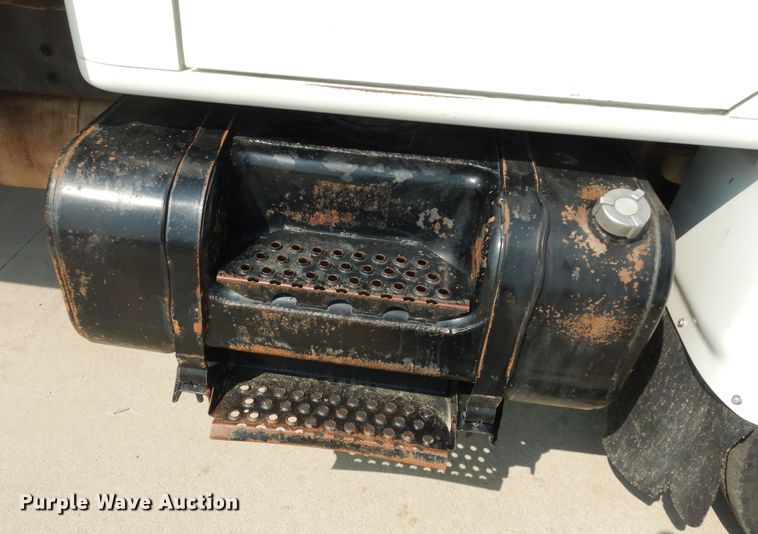 image for item DM3126 1999 International 4700  refuse truck