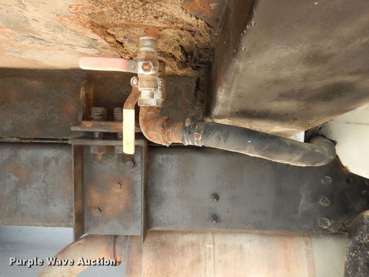 image for item DM3126 1999 International 4700  refuse truck