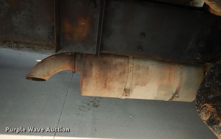 image for item DM3126 1999 International 4700  refuse truck