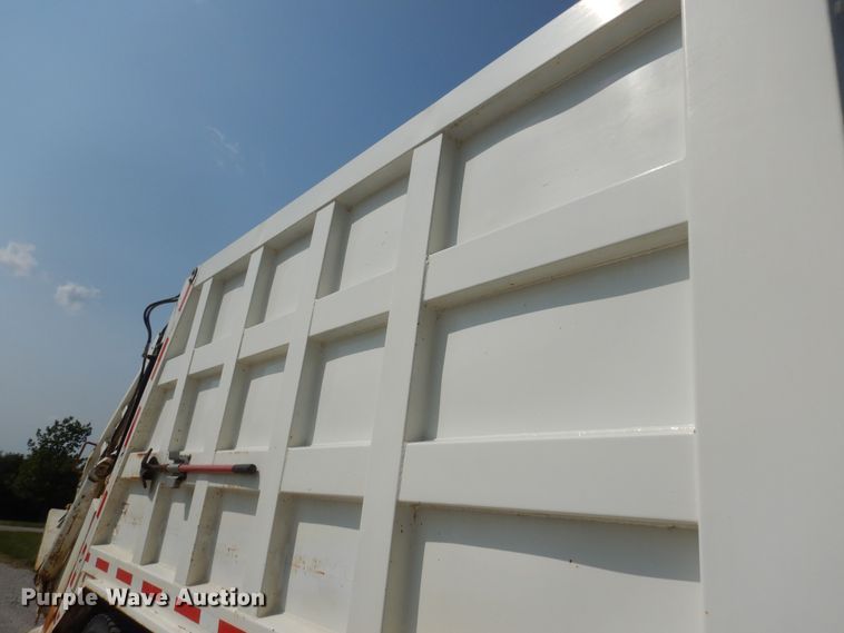 image for item DM3126 1999 International 4700  refuse truck