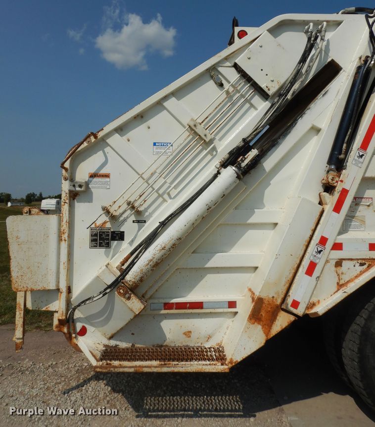 image for item DM3126 1999 International 4700  refuse truck