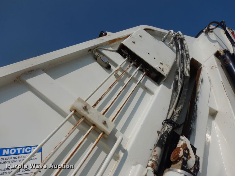 image for item DM3126 1999 International 4700  refuse truck