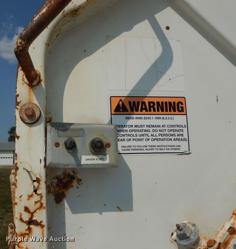 image for item DM3126 1999 International 4700  refuse truck