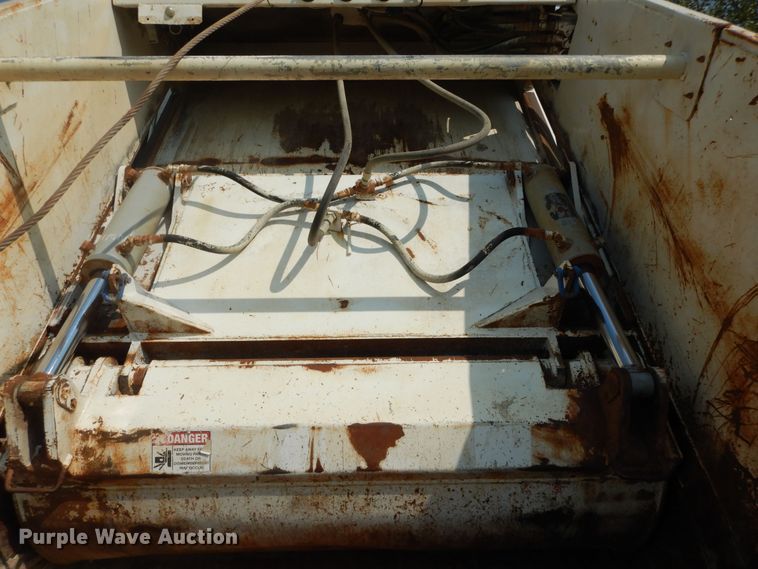 image for item DM3126 1999 International 4700  refuse truck