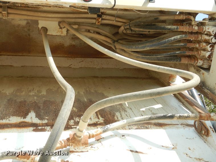 image for item DM3126 1999 International 4700  refuse truck