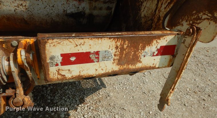 image for item DM3126 1999 International 4700  refuse truck