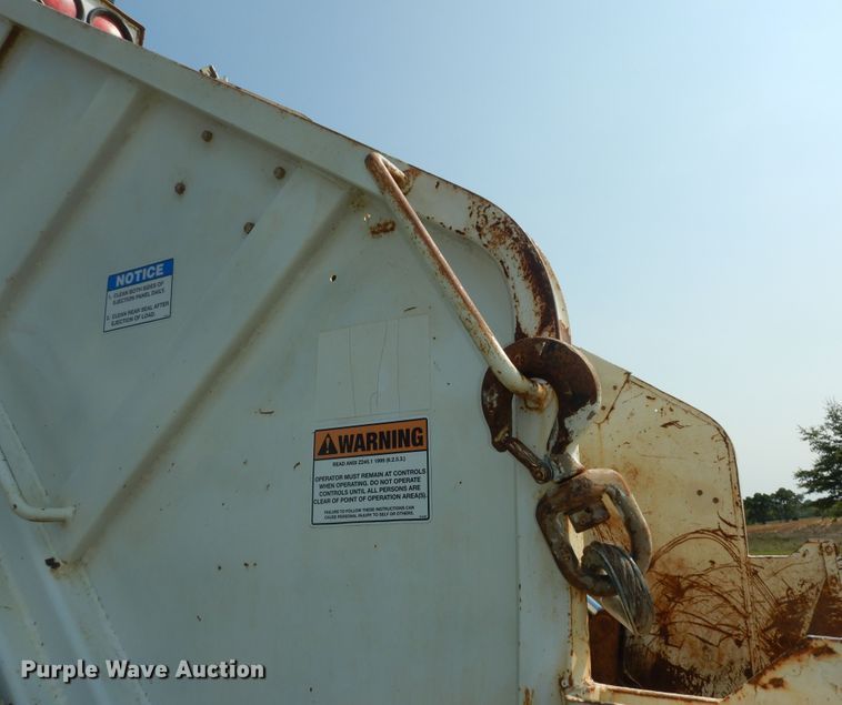 image for item DM3126 1999 International 4700  refuse truck