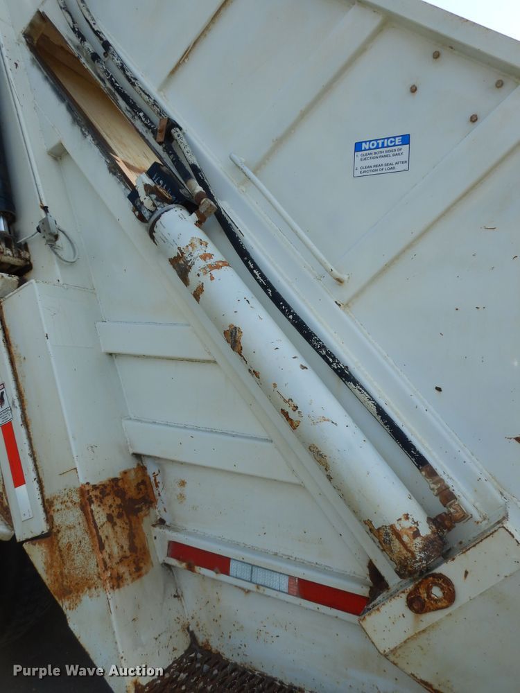 image for item DM3126 1999 International 4700  refuse truck