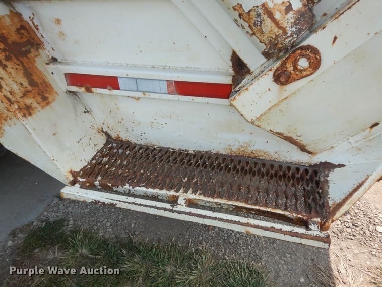 image for item DM3126 1999 International 4700  refuse truck