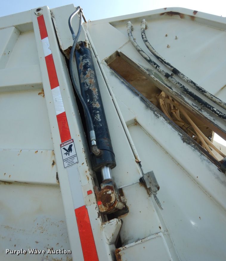 image for item DM3126 1999 International 4700  refuse truck