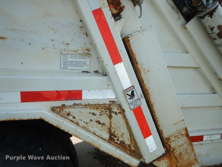 image for item DM3126 1999 International 4700  refuse truck