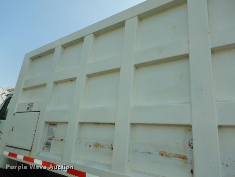 image for item DM3126 1999 International 4700  refuse truck