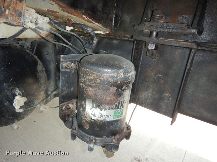 image for item DM3126 1999 International 4700  refuse truck