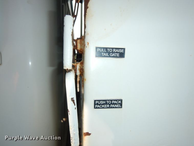 image for item DM3126 1999 International 4700  refuse truck