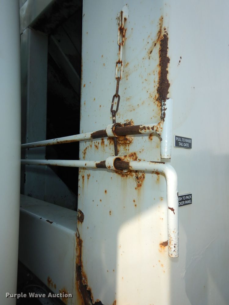 image for item DM3126 1999 International 4700  refuse truck