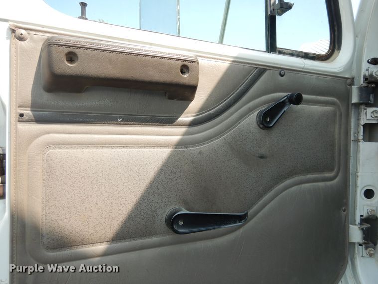 image for item DM3126 1999 International 4700  refuse truck