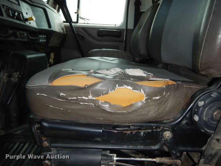 image for item DM3126 1999 International 4700  refuse truck