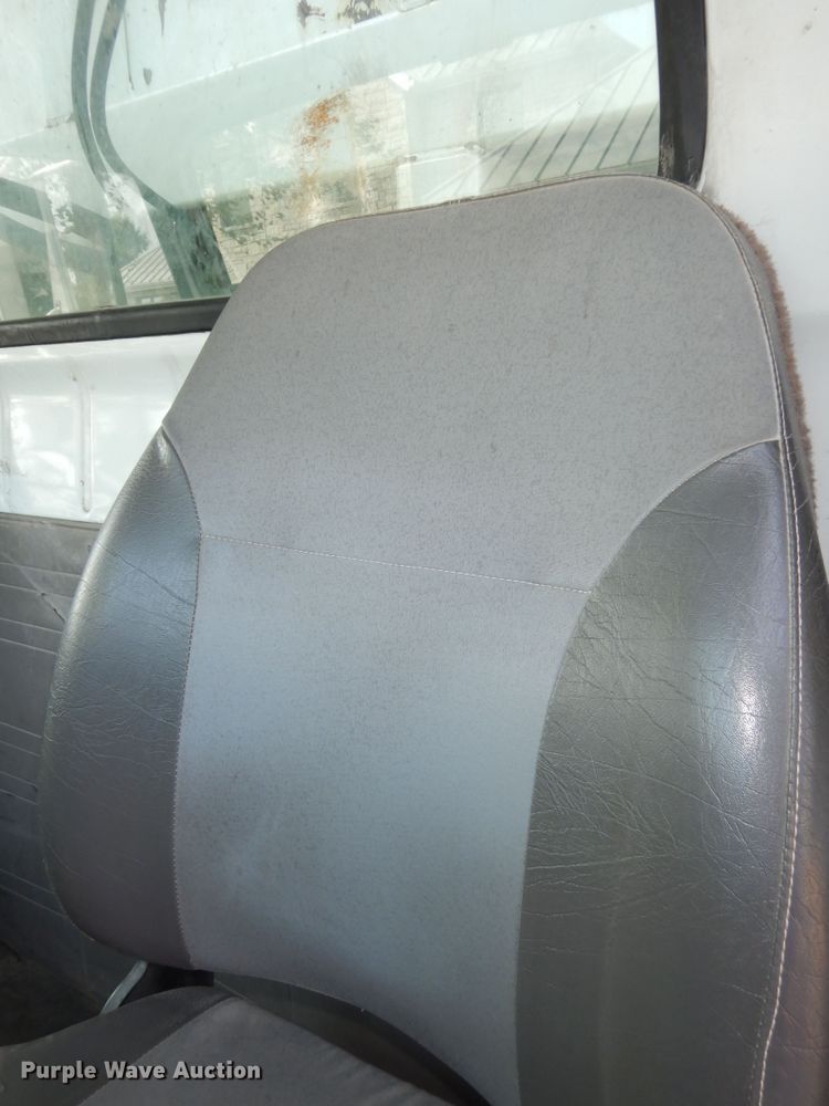 image for item DM3126 1999 International 4700  refuse truck