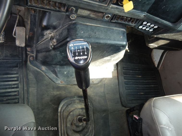 image for item DM3126 1999 International 4700  refuse truck