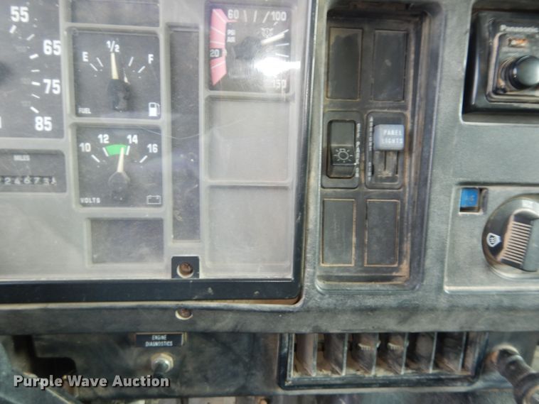 image for item DM3126 1999 International 4700  refuse truck