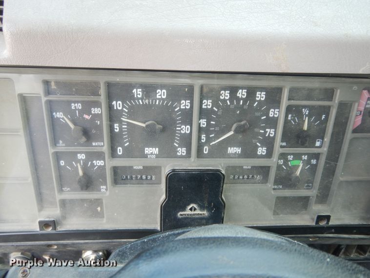 image for item DM3126 1999 International 4700  refuse truck