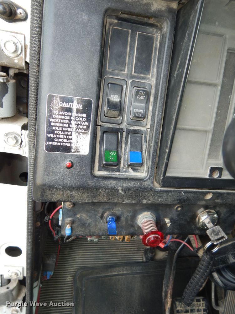 image for item DM3126 1999 International 4700  refuse truck