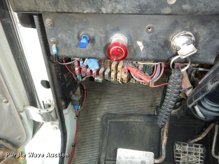 image for item DM3126 1999 International 4700  refuse truck