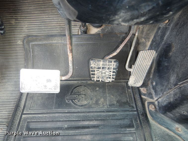 image for item DM3126 1999 International 4700  refuse truck