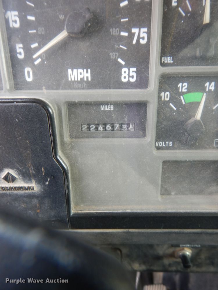 image for item DM3126 1999 International 4700  refuse truck