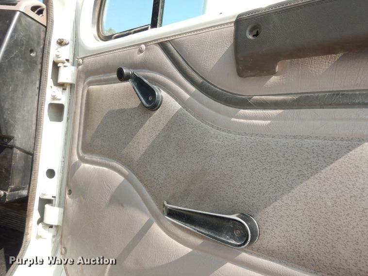 image for item DM3126 1999 International 4700  refuse truck