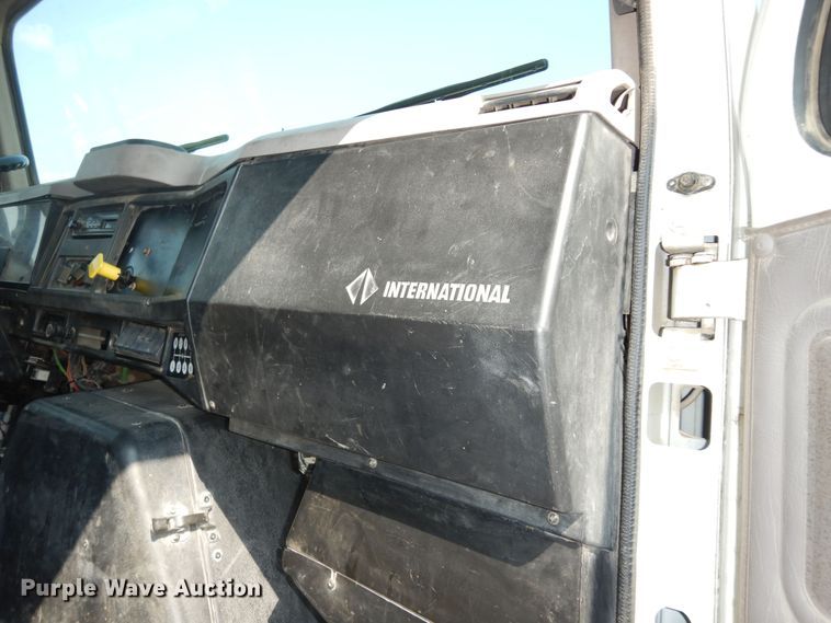 image for item DM3126 1999 International 4700  refuse truck