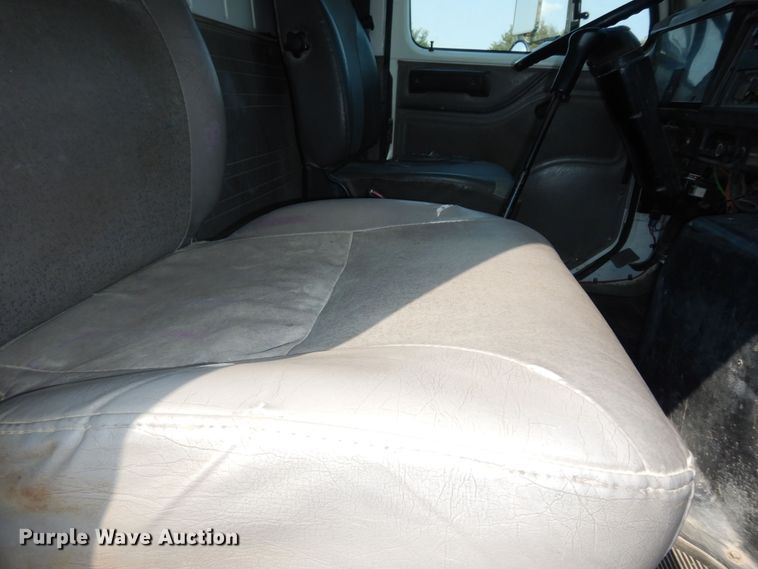 image for item DM3126 1999 International 4700  refuse truck